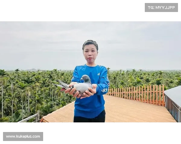 珠海粉红鸽子队女将沙滩拔旗翻滚挑战热潮引发社交媒体百万点击 珠海粉红鸽子队女将沙滩拔旗翻滚挑战热潮引发社交媒体百万点击